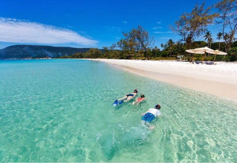 Bãi biển trong veo tại đảo Koh Rong Campuchia